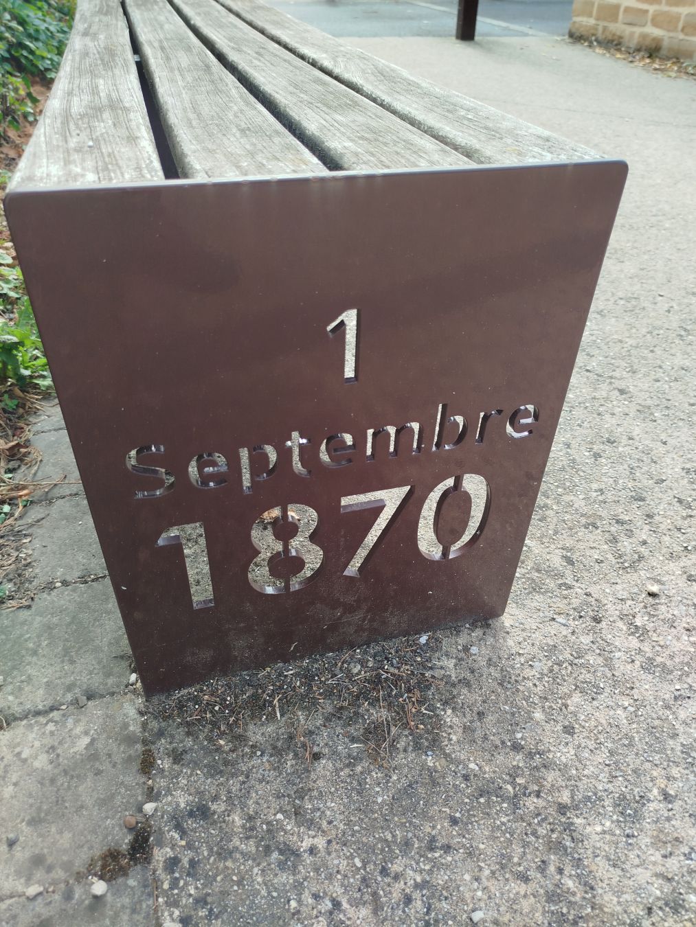 Kaleko aulki bat Sedaneko guduaren eguna erakusten duena, 1 Septiembre 1970 (1970eko irailaren 1a)