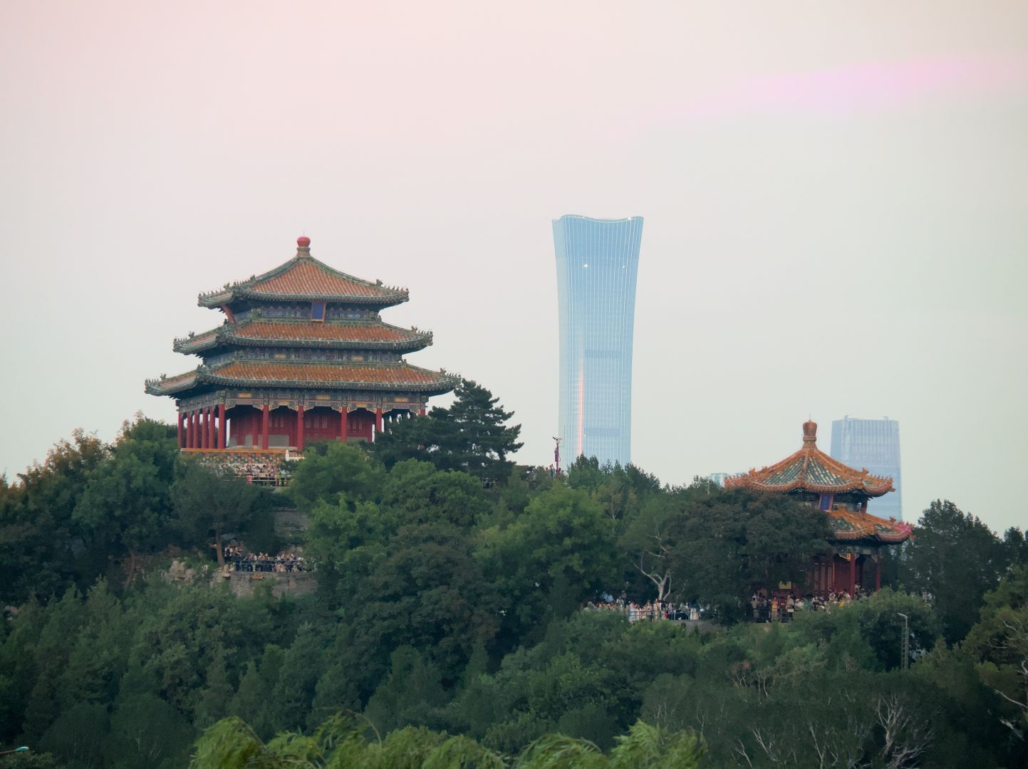 Bi tenplu ikusten dira muino baten gainean. Gainera, jende piloa ikusten da baita ere. Muino honen atzekaldean China Zun dorrea ikusten da.